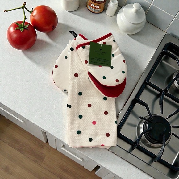 kate spade Other - Kate Spade Polka Dot Oven Mitt / Towel Set - 2 oven mitts/2 towels